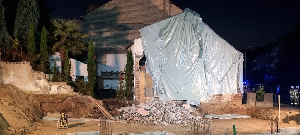 Update: Einsturz einer Giebelwand – Feuerwehr räumt Gebäude, keine Verletzten