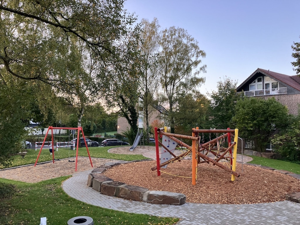 Auszubildende der Stadt haben Kinderspielplatz Am Schwalbenberg saniert