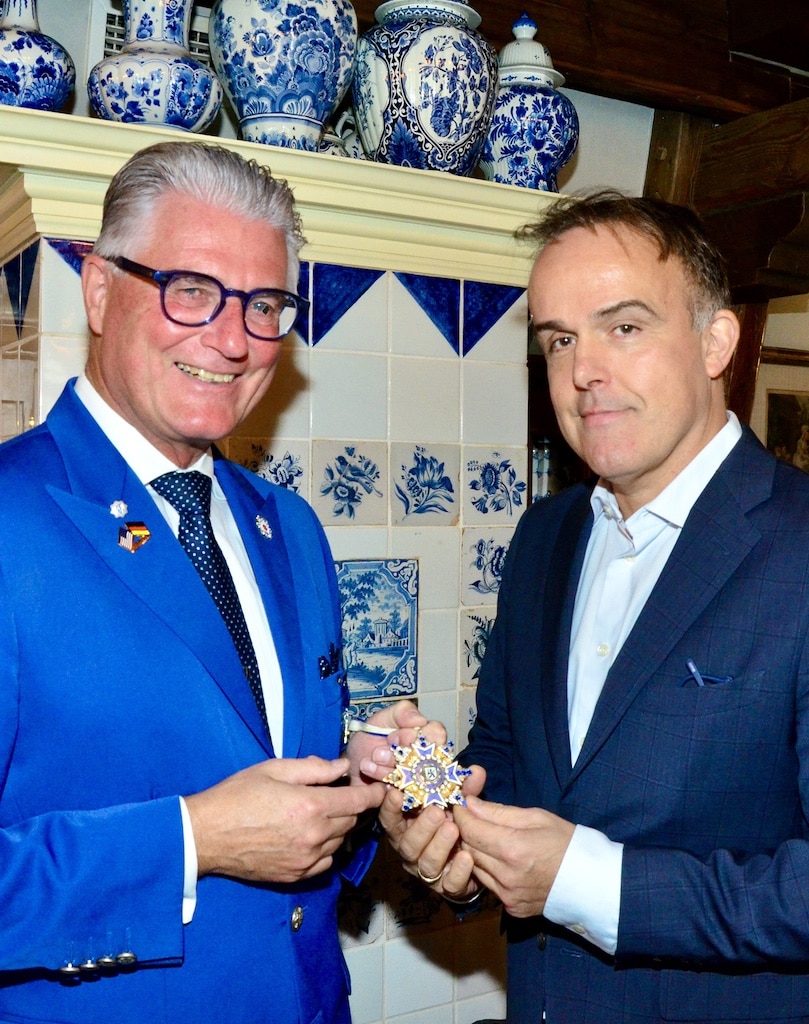 Marc Battenstein überreicht den großen Halsorden des Senatssprechers anProf. Dr. Andreas Meyer-Falcke Foto: HPS Marc Battenstein überreicht den großen Halsorden des Senatssprechers anProf. Dr. Andreas Meyer-Falcke Foto: HPS