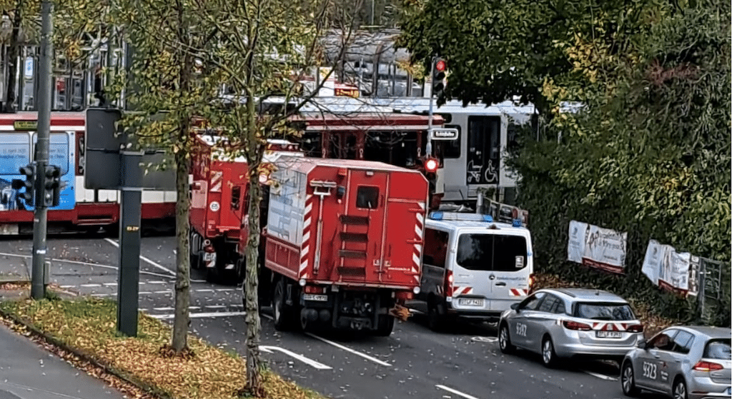 Straßenbahnkollision in Düsseldorf sorgt für Verkehrsunterbrechungen