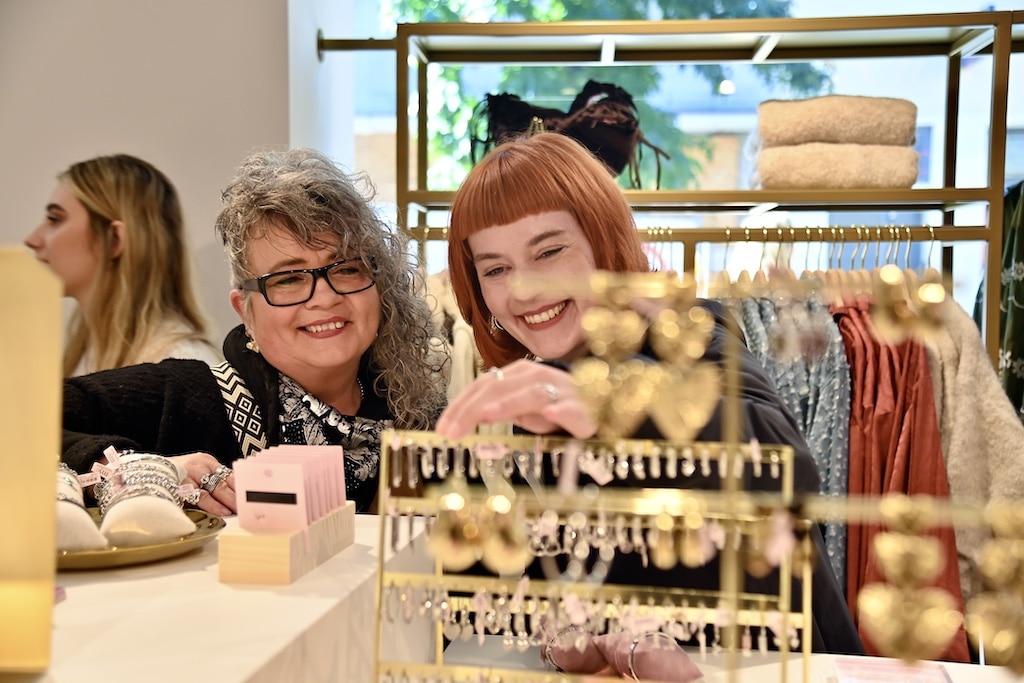 Strahlende Kundschaft Foto: LOKALBÜRO Strahlende Kundschaft Foto: LOKALBÜRO