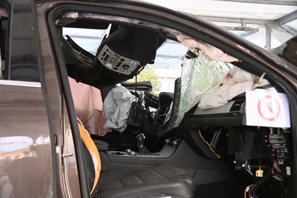 Mercedes prallt gegen Baum: Verdacht auf illegales Autorennen – Fahrer unter Drogen und ohne Führerschein