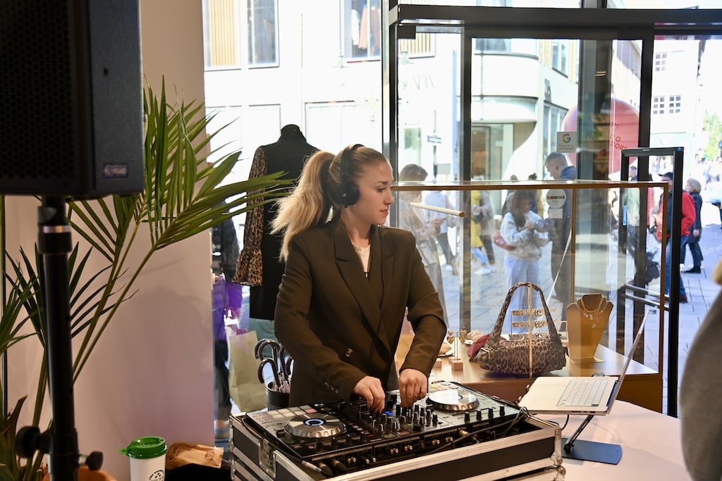 Ein DJ unterhielt die Kundschaft Foto: LOKALBÜRO Ein DJ unterhielt die Kundschaft Foto: LOKALBÜRO