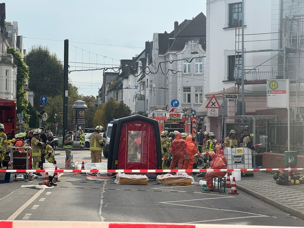 Chemische Reaktion zweier Reinigungsmittel — eine Person leicht verletzt.