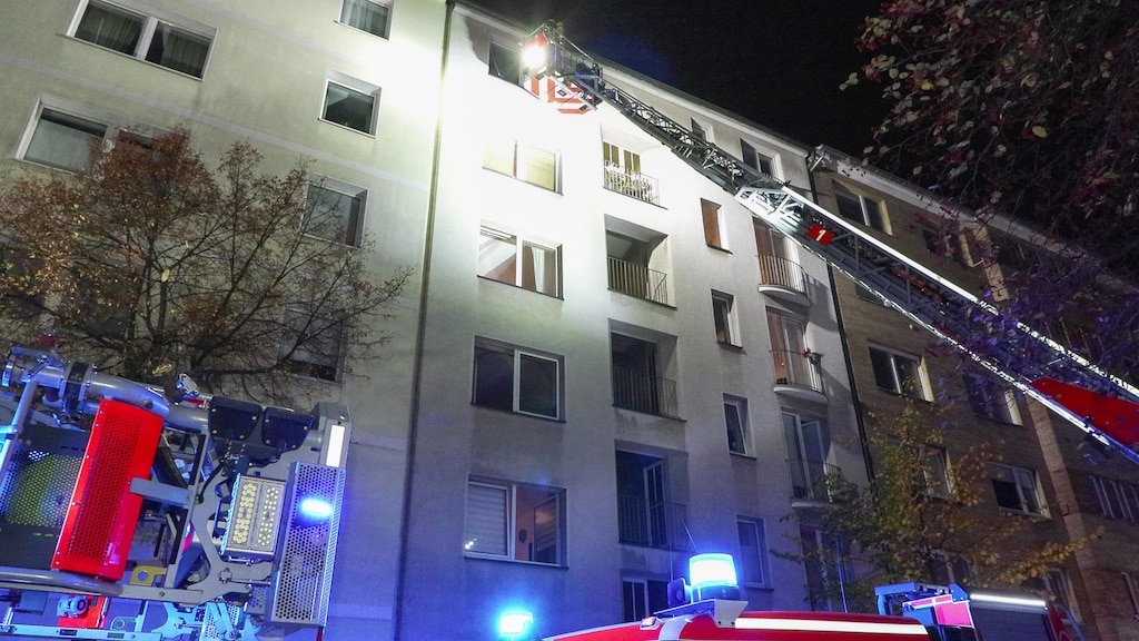Die Feuerwehr Düsseldorf im nächtlichen Einsatz: Brand in Mehrfamilienhaus auf der Kirchfeldstraße