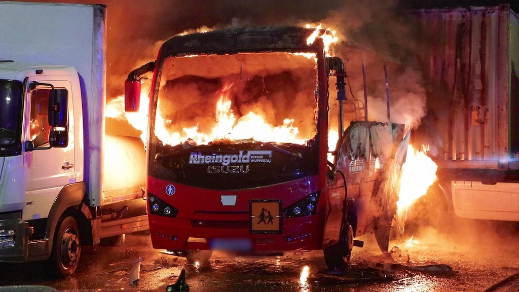 Brand auf Parkplatz: Feuerwehr verhindert Ausbreitung auf weitere Fahrzeuge