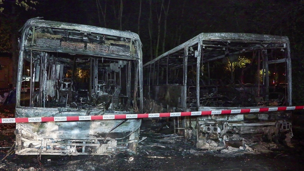 Feuerwehr Düsseldorf löscht zwei brennende Busse – keine Verletzten