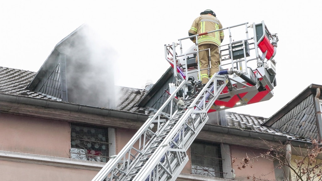 Zimmerbrand in Mehrfamilienhaus: Feuerwehr Düsseldorf verhindert Brandausbreitung