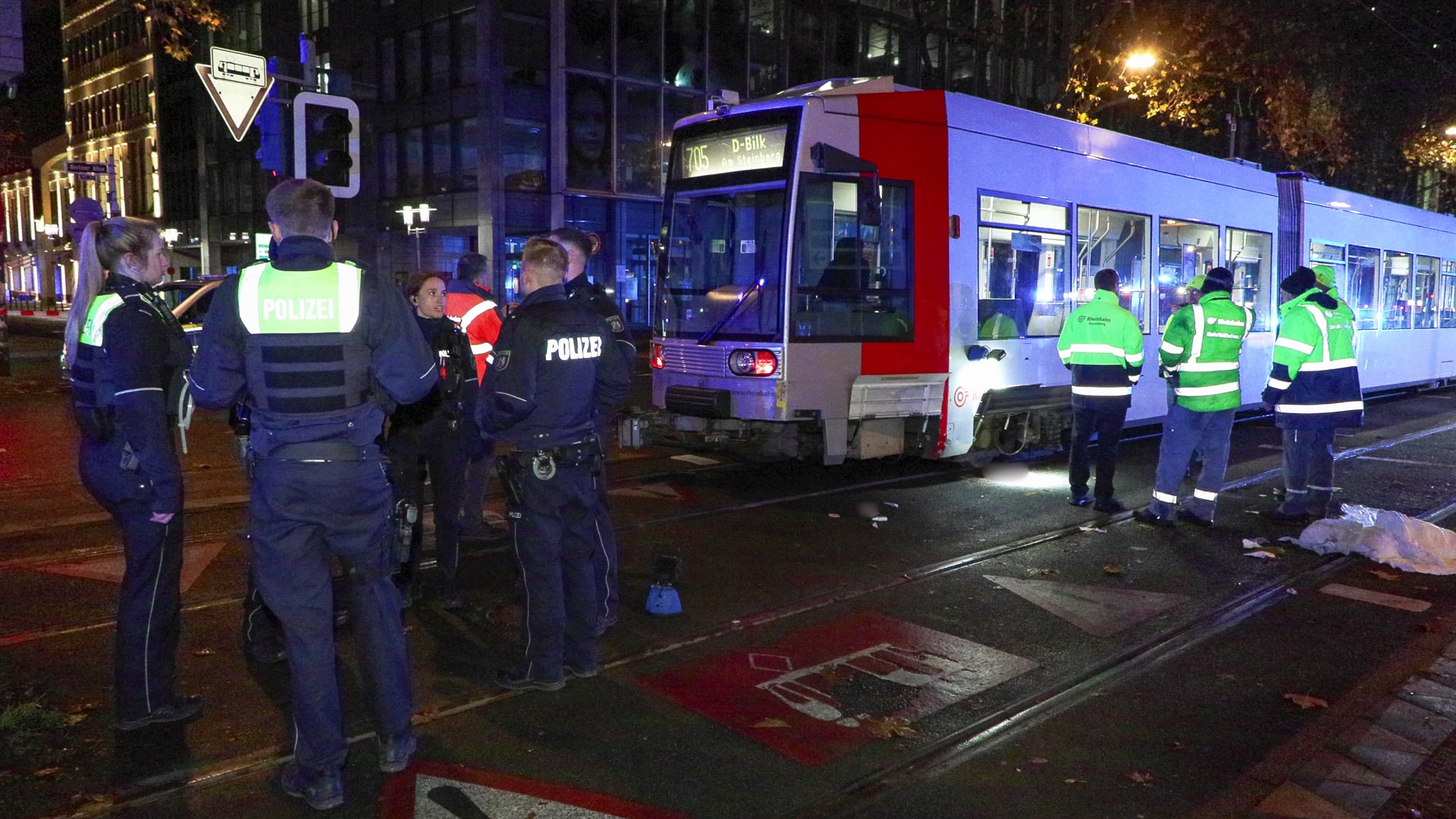 Person bei Unfall mit Straßenbahn in Düsseldorf schwer verletzt