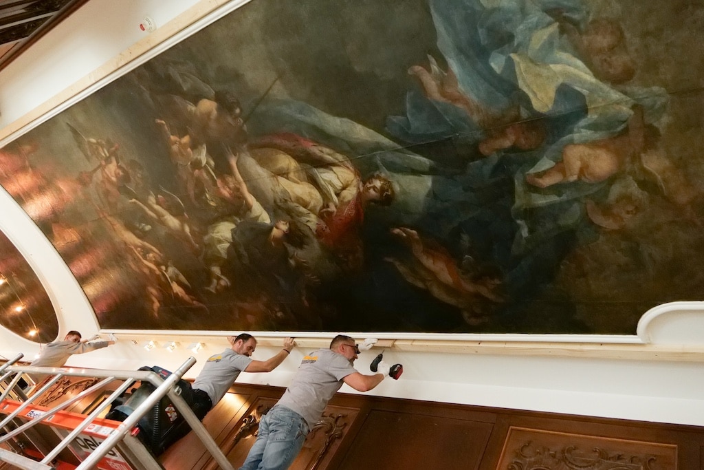 Beschädigtes Deckengemälde im Rathaus wird gesichert und restauriert