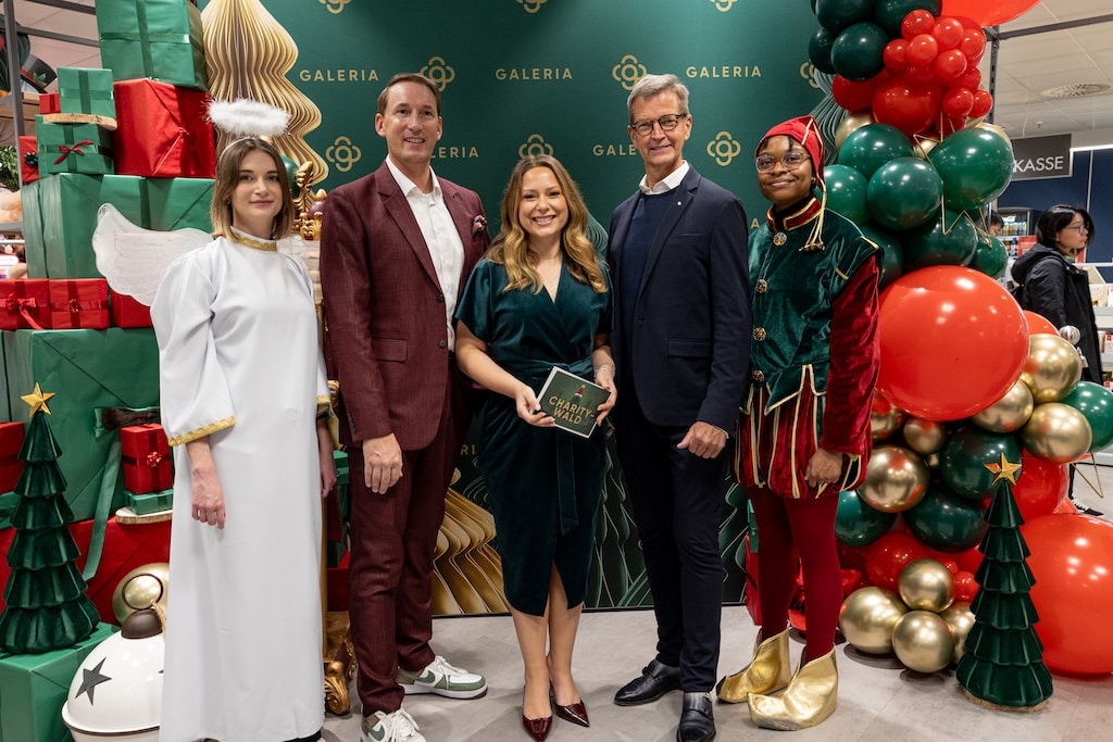 Weihnachtsstimmung bei Galeria in Düsseldorf: Eröffnung des Charity-Waldes mit prominenter Unterstützung