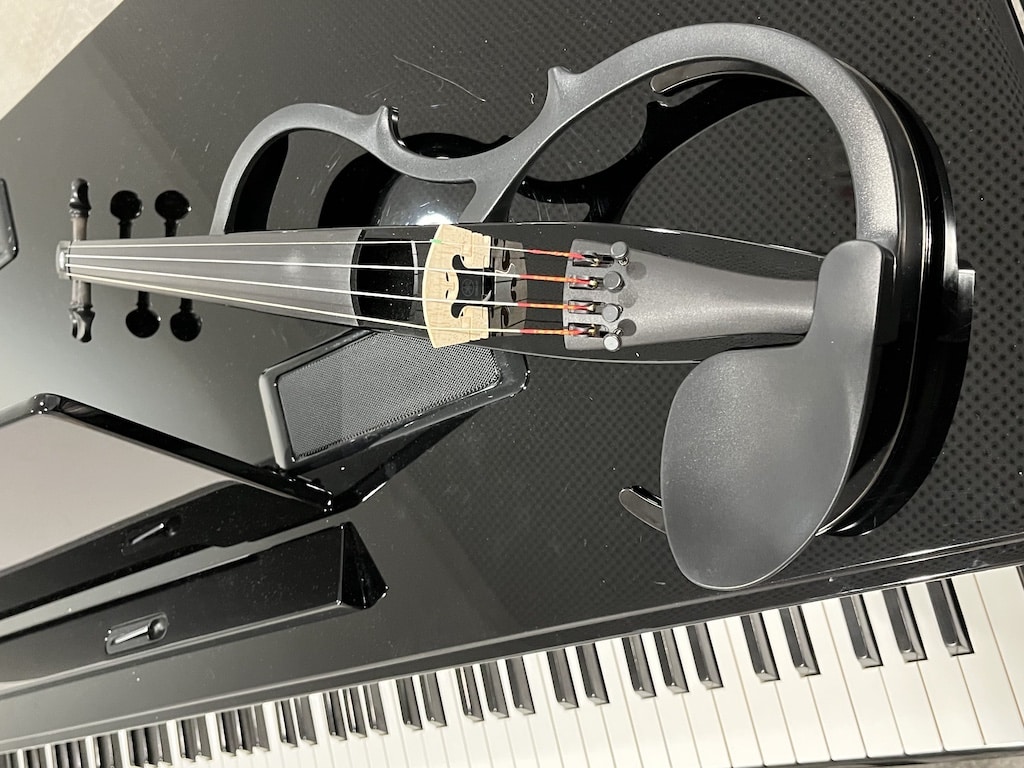 Fideler Neuzugang im Musikstudio der Musikbibliothek: E‑Violine
