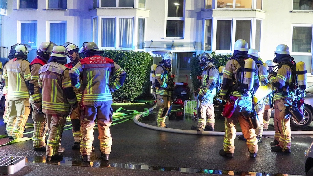 Wohnung in Vollbrand – Frau rettet sich durch Sprung aus Fenster