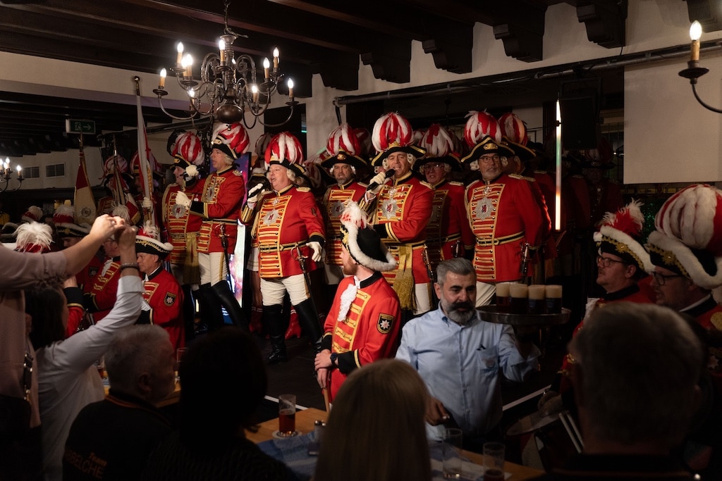 Sessionsauftakt in Düsseldorf mit prominenten Gästen und Karnevalsstimmung