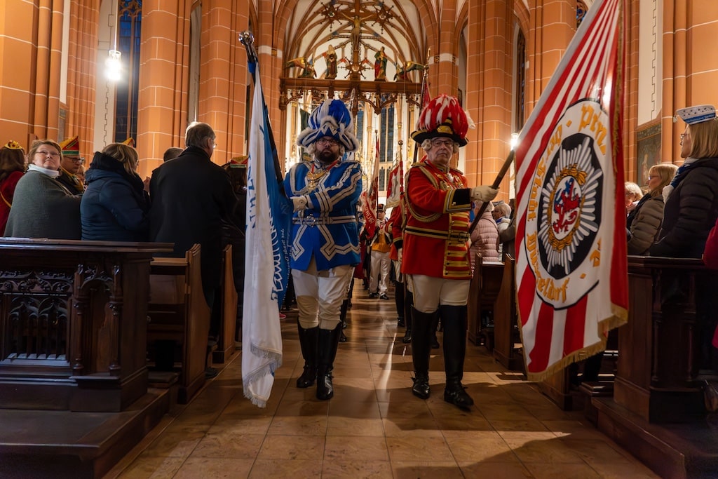 Bunte Vielfalt in St. Peter: Karnevalsgottesdienst begeisterte mit Willibert Pauels und den Swinging Funfares
