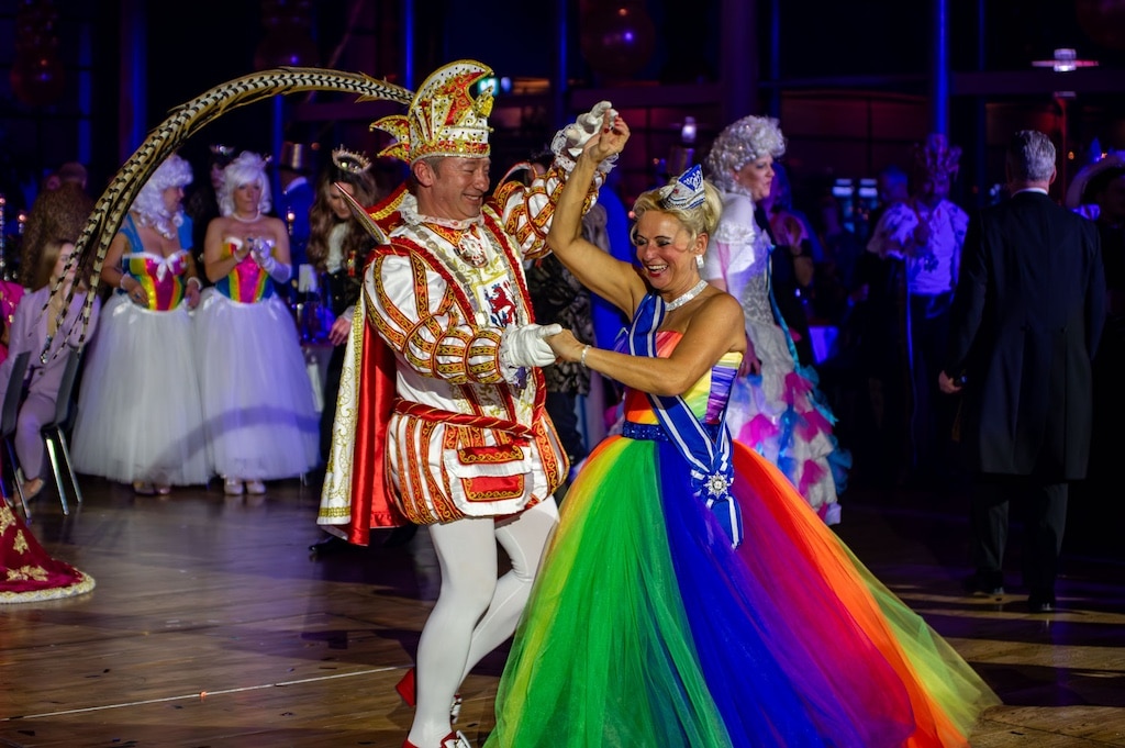 Glanzvoller Regenbogenball: Ein royales Spektakel in der Rheinterrasse