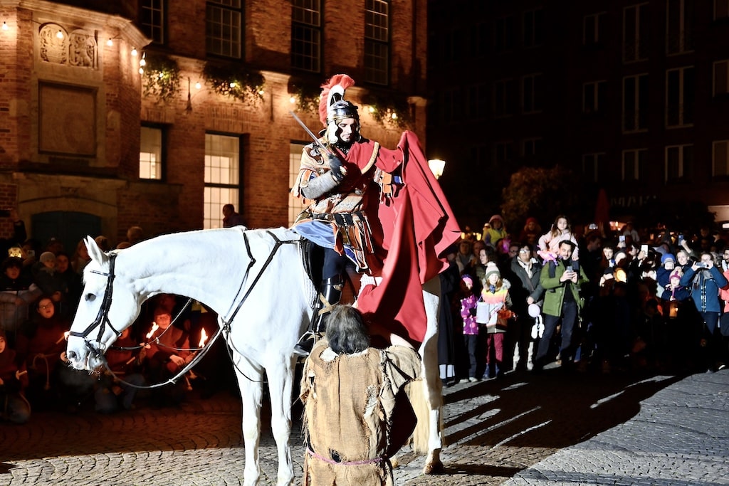 Traditioneller Martinszug mit Mantelteilung lockt zahlreiche Besucher in die Altstadt