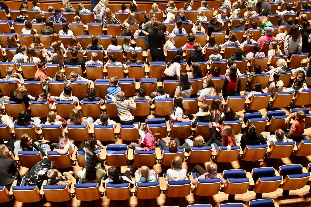 Großes Charity-Konzert: 1.500 Düsseldorfer Schüler erleben „Emil und die Detektive“ in der Tonhalle