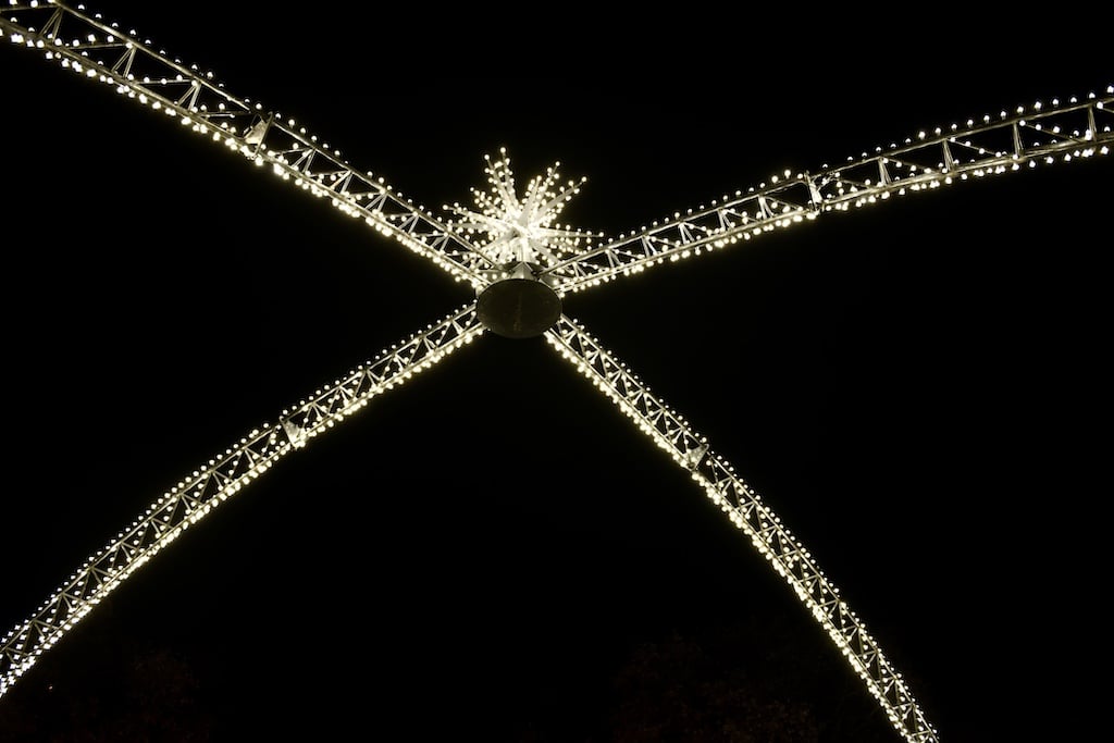 „Strahlende Adventszeit: Der Lichterdom verzaubert die Düsseldorfer Königsallee“