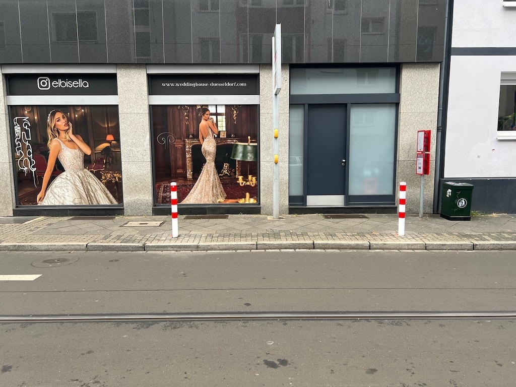 Poller auf Gehweg an der Haltestelle Sternstraße sorgen für Unmut