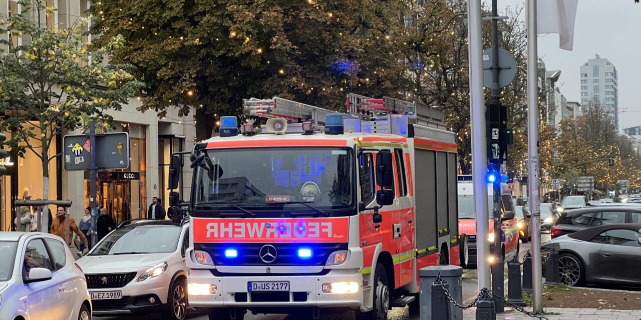 Verkehrsunfall: Pkw prallt gegen Straßenlaterne – Feuerwehr befreit verletzten Fahrer