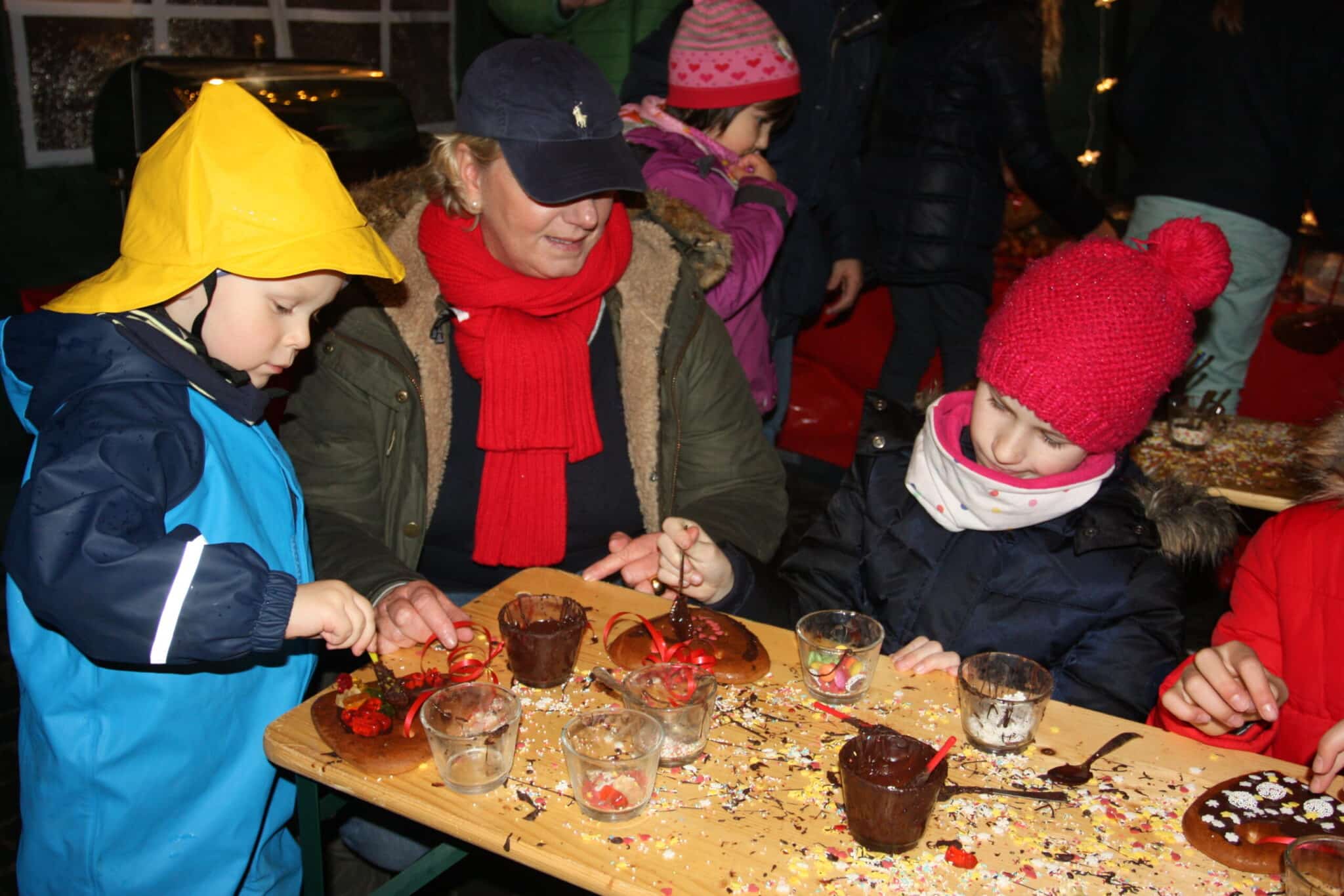Die Graf-Engelbert-Straße verwandelt sich am Samstag vor dem 1. Advent in einen festlichen Nikolausmarkt. Mit dabei sind alle Angermunder Vereine wie die Elf Pille, der Turnverein Angermund, der Angermunder Kulturkreis und viele mehr. Fotos: Gisela Wiemer und Gabriele Schreckenberg Die Graf-Engelbert-Straße verwandelt sich am Samstag vor dem 1. Advent in einen festlichen Nikolausmarkt. Mit dabei sind alle Angermunder Vereine wie die Elf Pille, der Turnverein Angermund, der Angermunder Kulturkreis und viele mehr. Fotos: Gisela Wiemer und Gabriele Schreckenberg