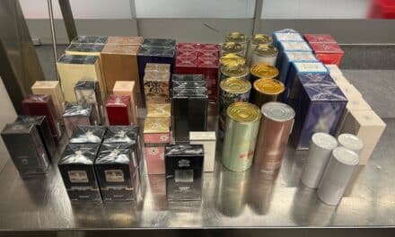 Zoll entdeckt gefälschte Parfums am Düsseldorfer Flughafen