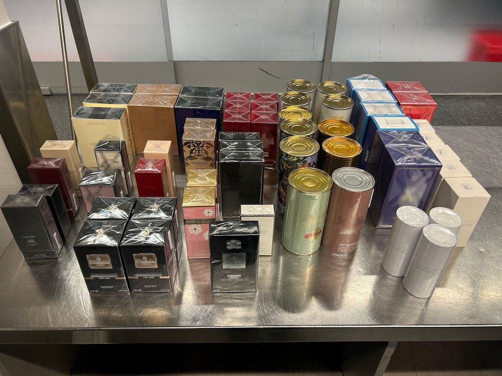 Zoll entdeckt gefälschte Parfums am Düsseldorfer Flughafen