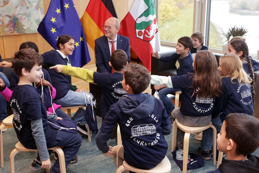 Vorlesetag im Parlament: André Kuper begeistert Grundschulkinder aus Düsseldorf