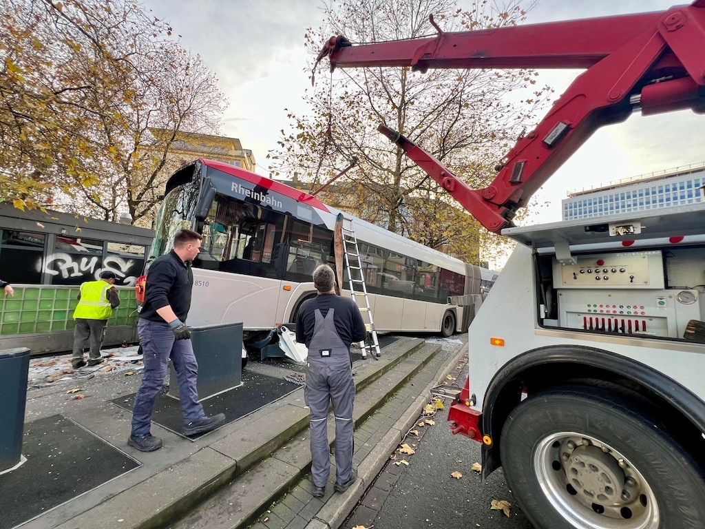 Busunfall am Worringer Platz: Fahrer erleidet medizinischen Notfall