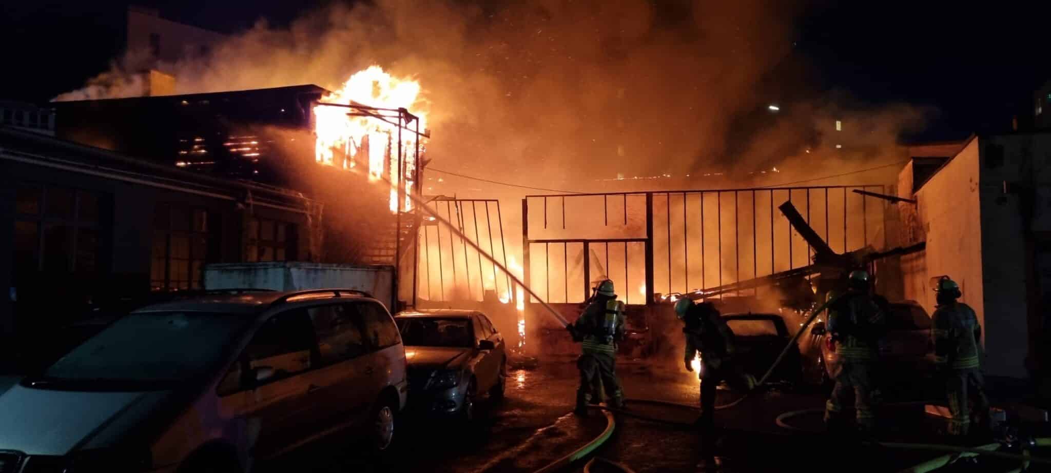 Großeinsatz der Feuerwehr in Düsseldorf: Gebäude in Flammen
