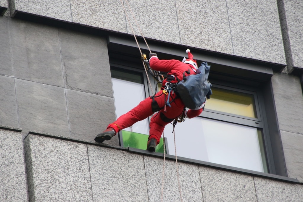 Nikolaus-Höhenretter der Feuerwehr beschenken kleine Klinik-Patienten