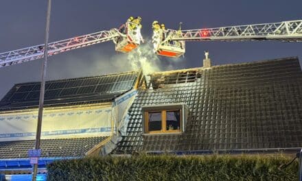 Großeinsatz in Düsseldorf: Feuerwehr bekämpft Dachstuhlbrand in Unterrath