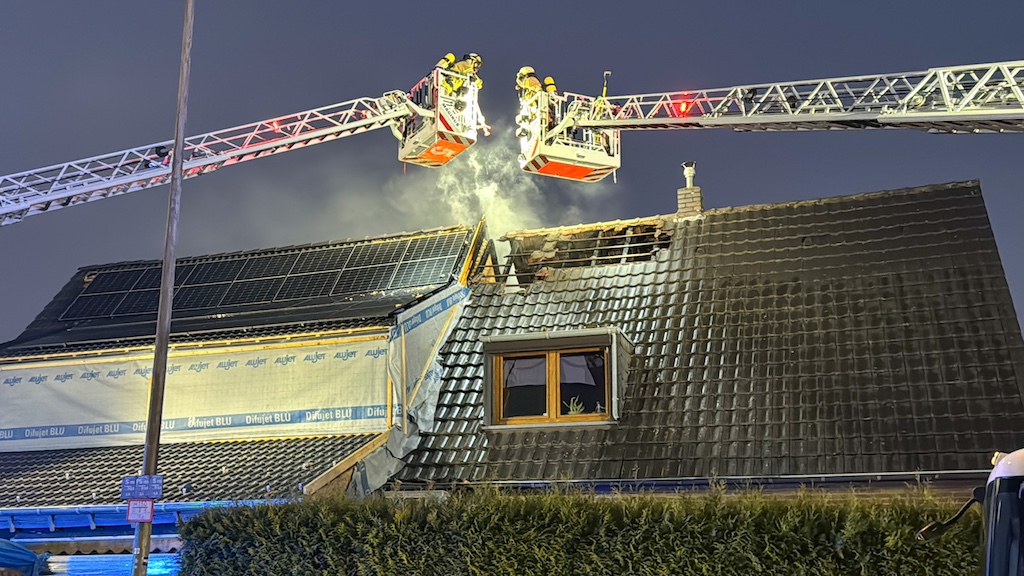 Großeinsatz in Düsseldorf: Feuerwehr bekämpft Dachstuhlbrand in Unterrath