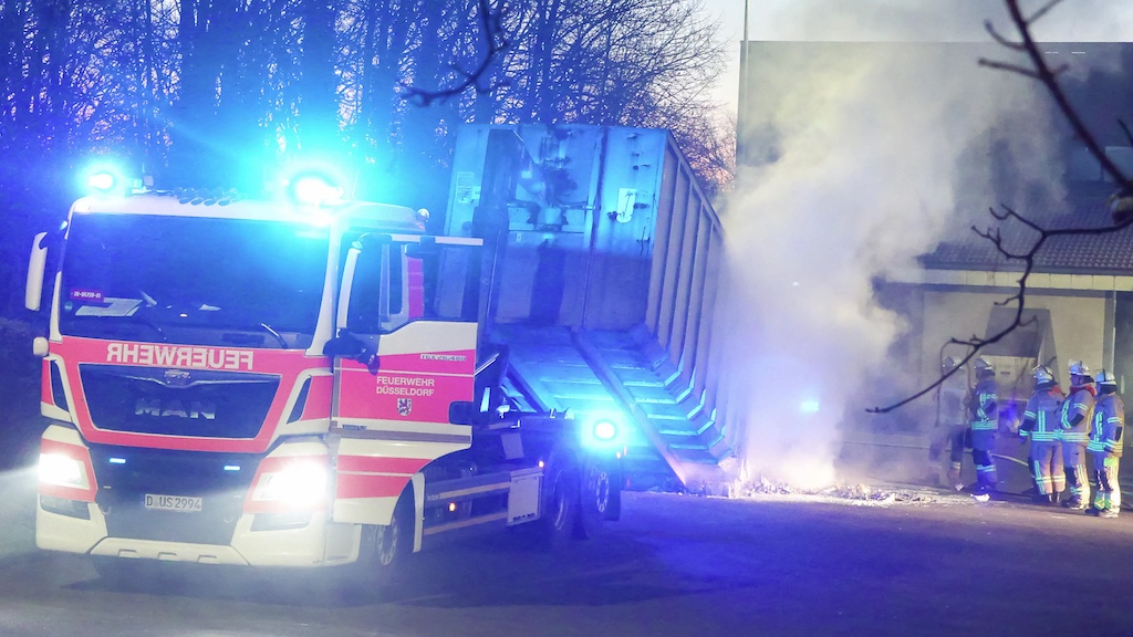Brand im Papiercontainer vor Düsseldorfer Aldi-Filiale schnell gelöscht