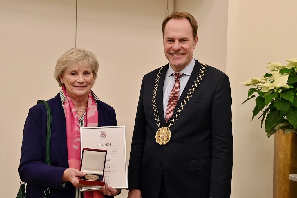 Ehrung für Engagement: Gisela Wiemer erhält den Martinstaler im Düsseldorfer Rathaus