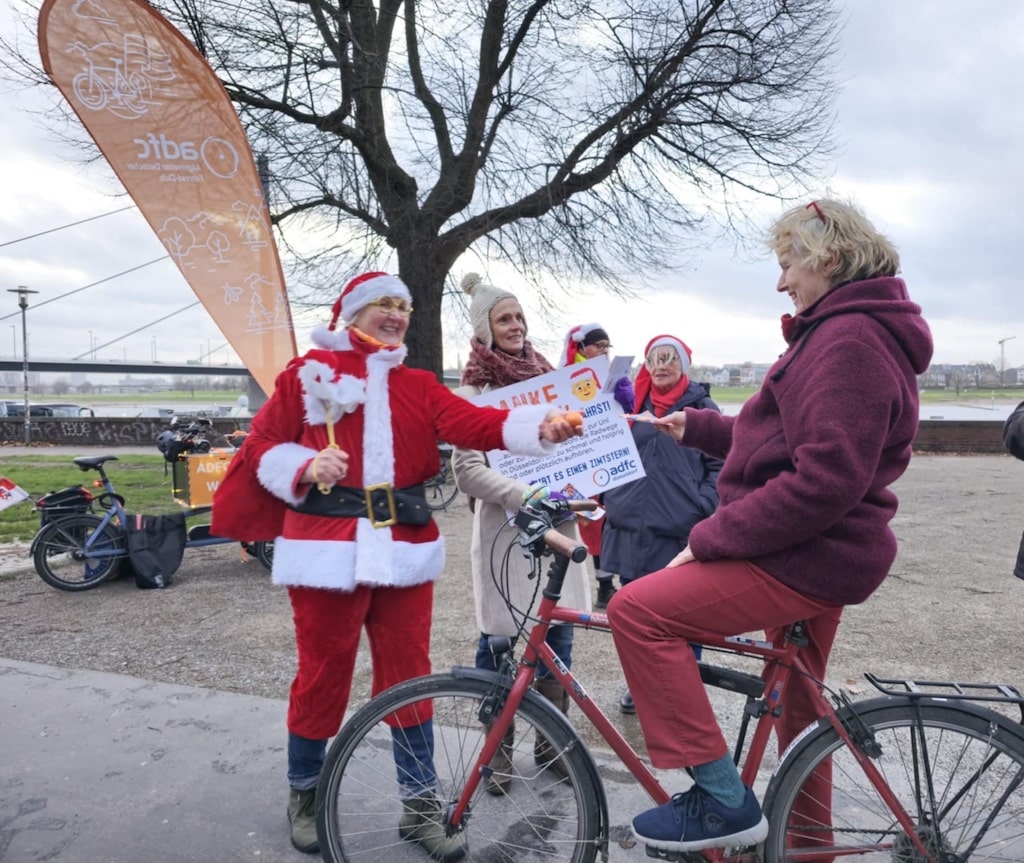 Zimtsterne und Dankeschön: ADFC begeistert Radfahrende am Nikolaustag