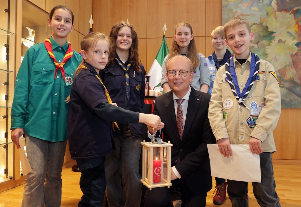 Eine Botschaft des Friedens: Pfadfinder aus Düsseldorf, Dortmund, Dülmen, Kaarst und Aachen übergeben Friedenslicht