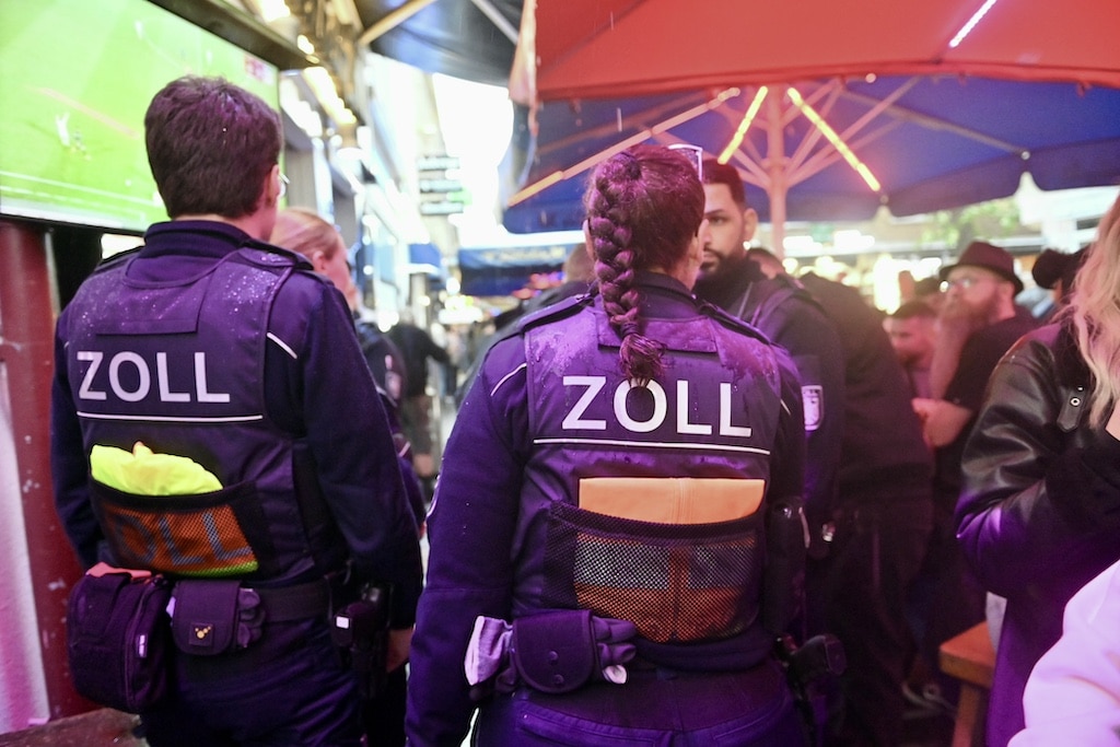 Düsseldorfer Zoll und Behörden decken Unstimmigkeiten in Gaststätten und Betrieben auf