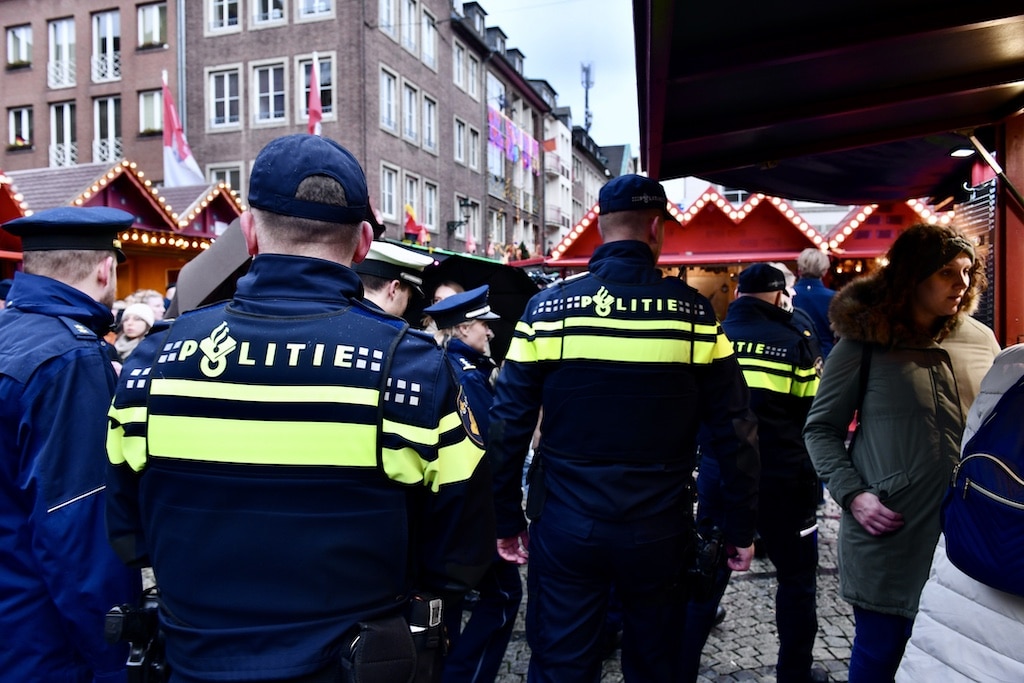 Sichere und attraktive Innenstadt zur Weihnachtszeit: Deutsch-Niederländische Doppelstreifen sorgen für Sicherheit auf Düsseldorfer Weihnachtsmärkten