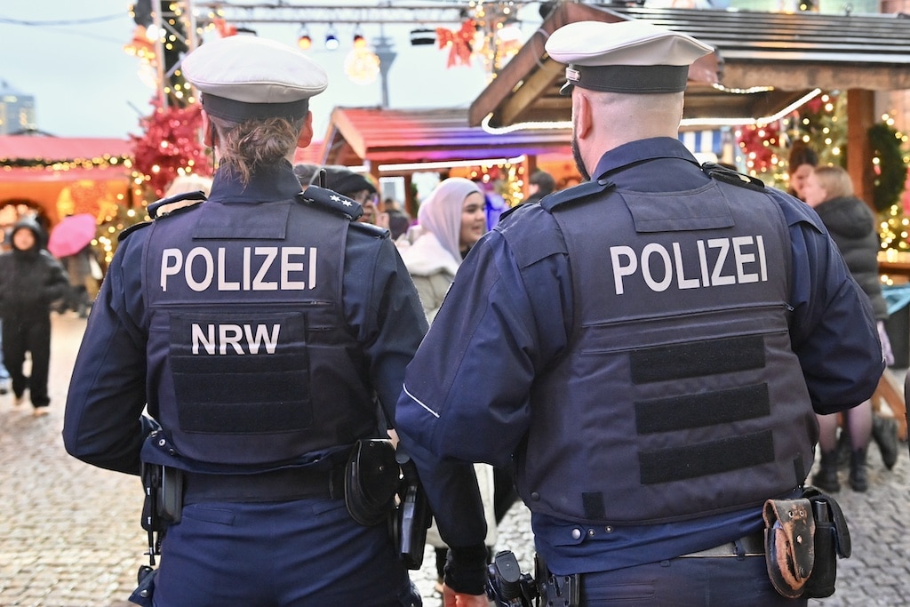 Polizist in Freizeit verhindert Taschendiebstahl auf Weihnachtsmarkt – Zwei Verdächtige festgenommen