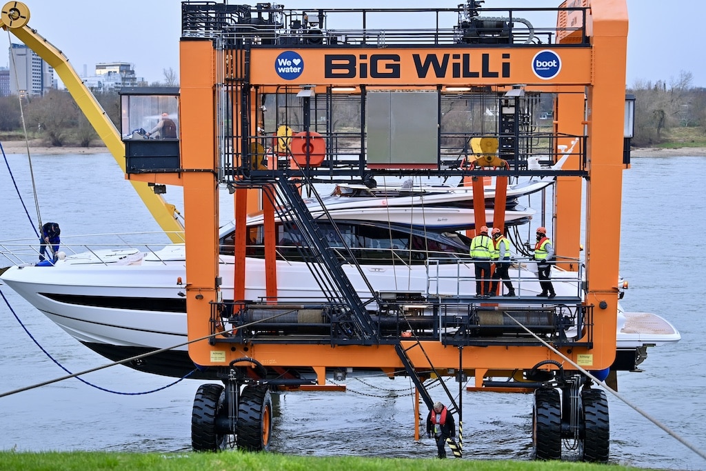 Muskelprotz hievt Luxusyachten an Land