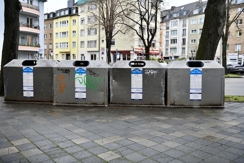 Entsorgung von Altglas- und Papiercontainern im Stadtgebiet während der Feiertage