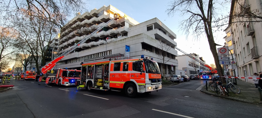 Eine Person stirbt bei Brand in Seniorenresidenz in Unterbilk