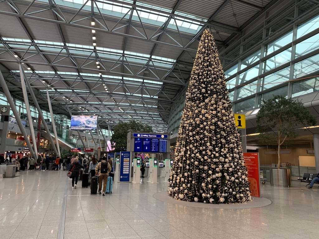 Flughafen Düsseldorf bereit für die Weihnachtsreisewelle: 800.000 Passagiere in den Ferien erwartet