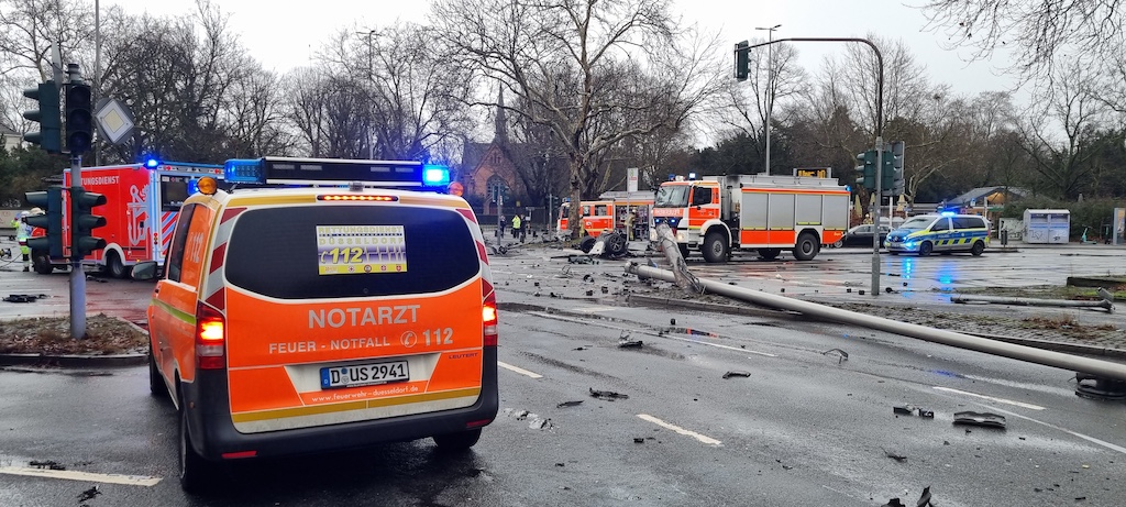 Folgemeldung: Tödlicher Verkehrsunfall am Verteiler Nordfriedhof – Beifahrerin verstorben – Mögliche Hintergründe zur Unfallursache