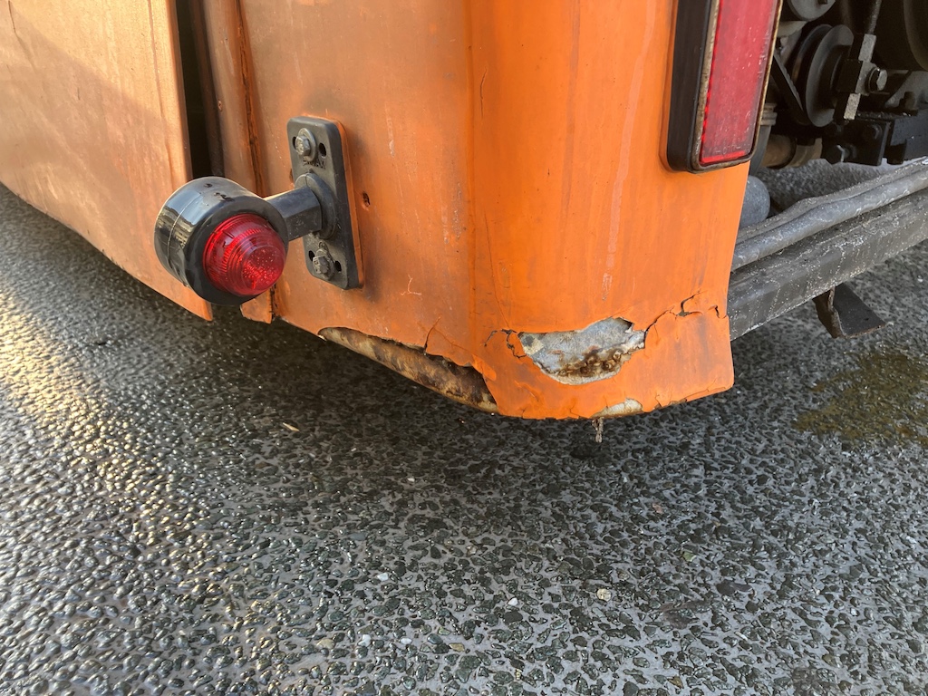 Ordnungsamt zieht stark beschädigten Bus aus dem Verkehr