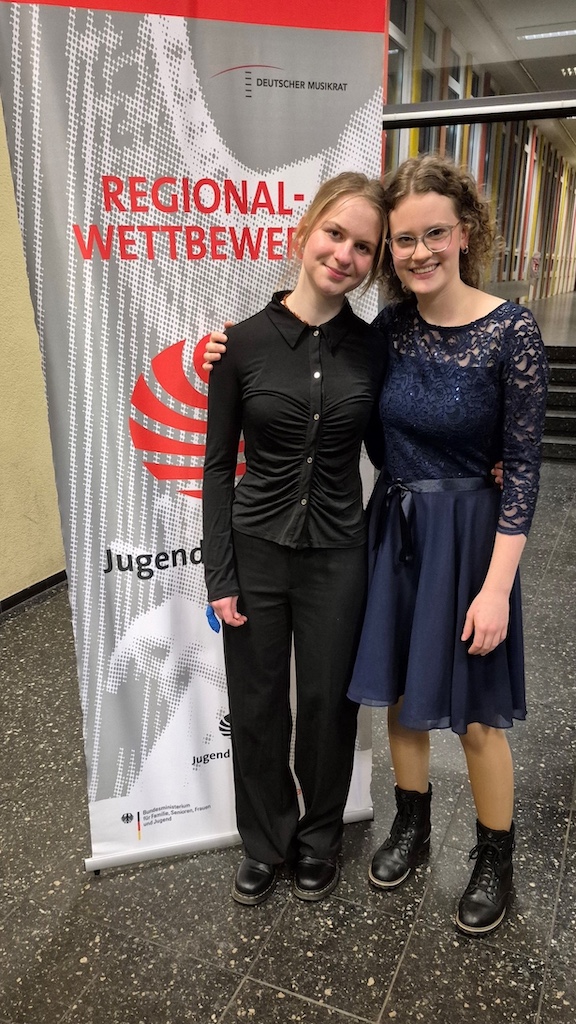 Ruby Schlenker (l.), Querflöte, und Blanka Megyeri, Klavier, erspielten sich in der Kategorie Duo Klavier und ein Holzblasinstrument einen ersten Preis mit 25 Punkten und qualifizierten sich für den Landeswettbewerb "Jugend musiziert" in Essen,(c)Clara-Schumann-Musikschule Ruby Schlenker (l.), Querflöte, und Blanka Megyeri, Klavier, erspielten sich in der Kategorie Duo Klavier und ein Holzblasinstrument einen ersten Preis mit 25 Punkten und qualifizierten sich für den Landeswettbewerb "Jugend musiziert" in Essen,(c)Clara-Schumann-Musikschule