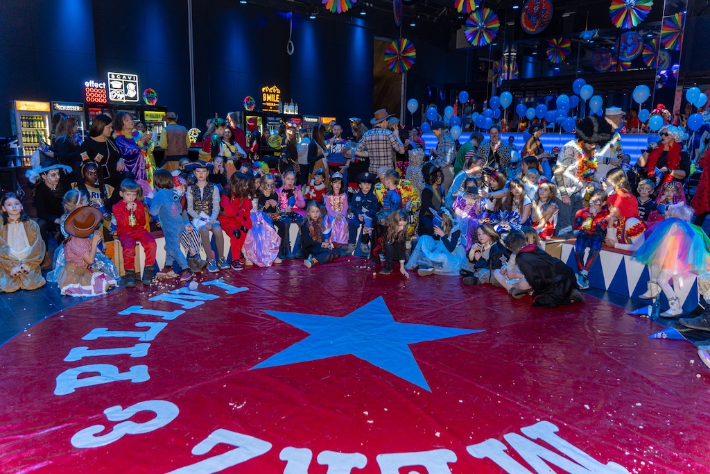 Blau-Weißer Kinderkarneval im Henkelsaal: Prinzenpaar zündete die erste Rakete
