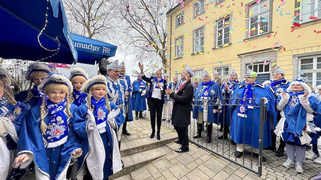 Prinzengarde Blau-Weiss eröffnet Feldlager mit Gottes Segen und Konfetti